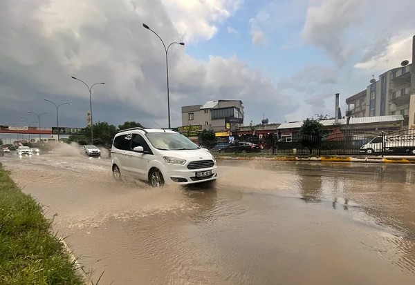 Süper Hücre Fırtına Can Aldı! İki İlde Eğitime Ara Verildi